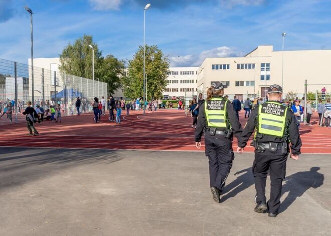 Piedzēries vīrietis iezogas skolas sporta stadionā un māca bērniem vingrot