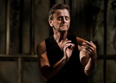 Aktieris Mihails Barišņikovs režisora Alvja Hermaņa iestudējumā "BRODSKIS/BARIŠŅIKOVS" Jaunajā Rīgas teātrī. 