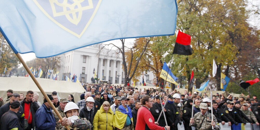 Ukrainas parlamenta locekļi izrāda pretimnākšanu protestētāju prasībām