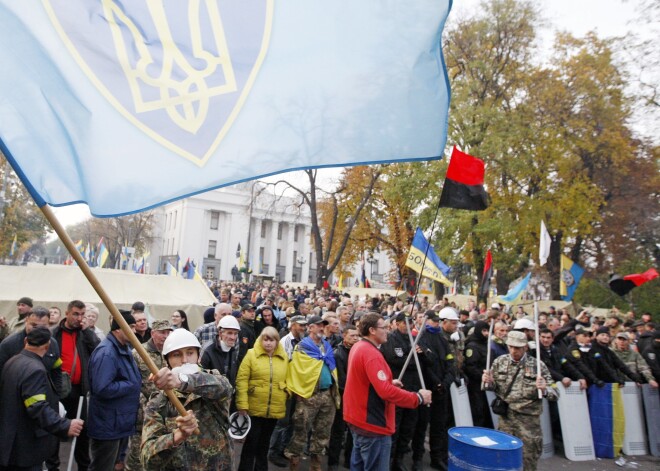 Ukrainas parlamenta locekļi izrāda pretimnākšanu protestētāju prasībām