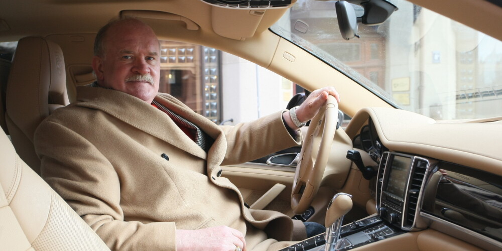 Miljonārs Raimonds Gerkens apgalvo, ka ar savu pensiju nespēj nomaksāt pat mājas apkures rēķinus.