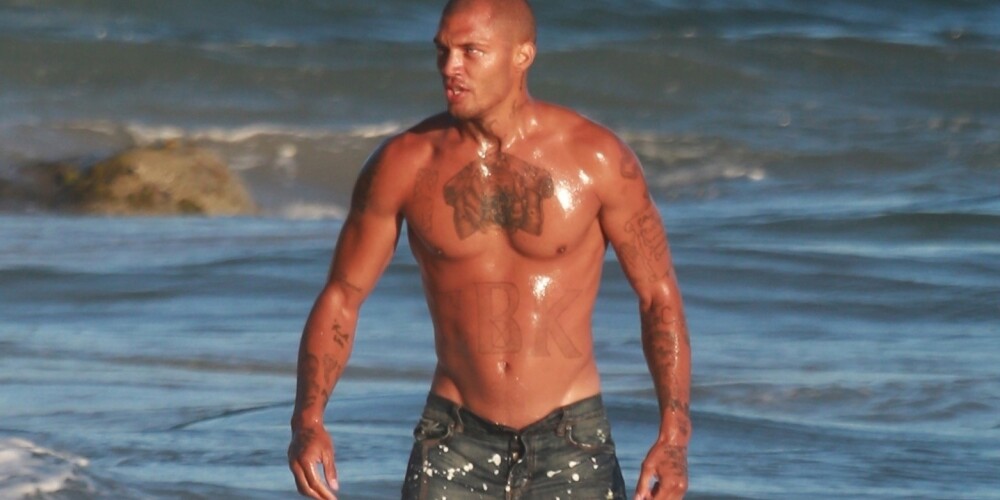 Pasaulē smukākais noziedznieks pozē bez krekla pludmalē