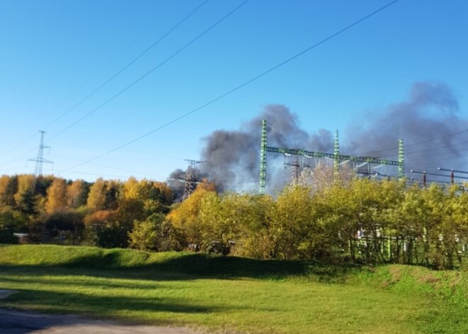 Ziepniekkalnā deg riepas 70 kvadrātmetru platībā