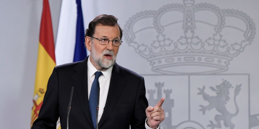 Spānija atlaiž Katalonijas valdību, bloķējot tās neatkarības centienus