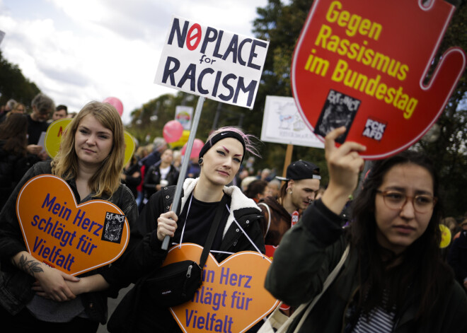 Berlīnē notiek demonstrācija pret "naidu un rasismu Bundestāgā"