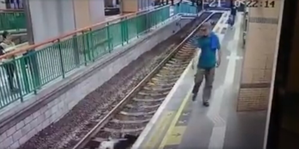 Шокирующее видео: в Гонконге пассажир метро столкнул уборщицу на рельсы