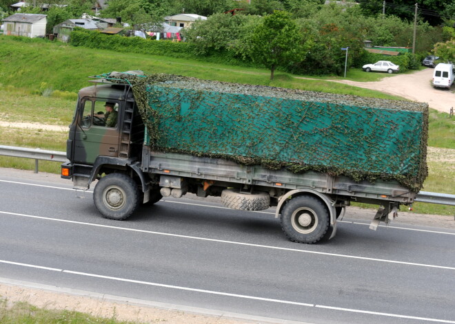 Militārā transporta kolonnu dēļ kavēta satiksme uz Vidzemes šosejas