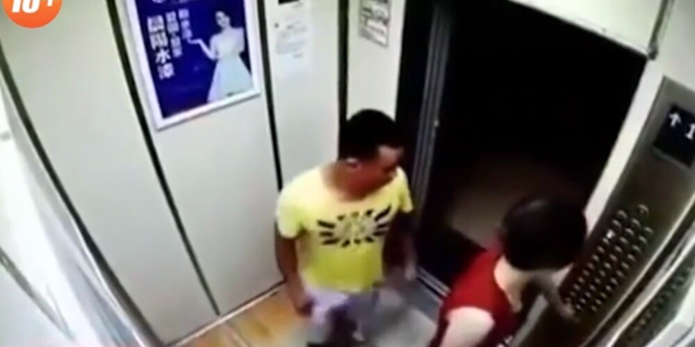 Мужчина попытался изнасиловать женщину при ее дочери в лифте