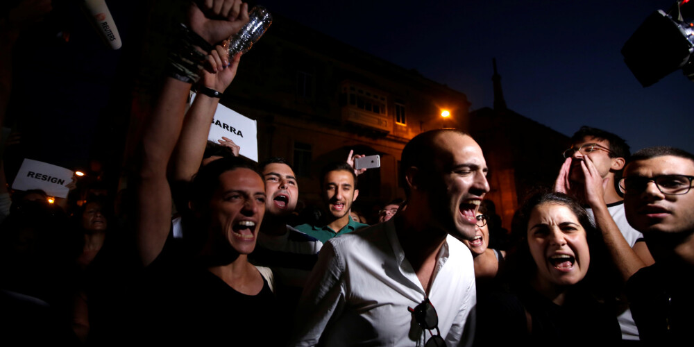 Maltā tūkstošiem protestētāju pieprasa atrast un sodīt žurnālistes slepkavas