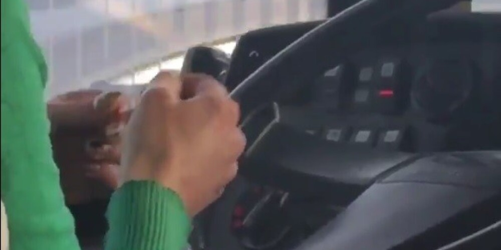"Rīgas satiksmes" trolejbusa vadītāja brauciena laikā vīlē nagus