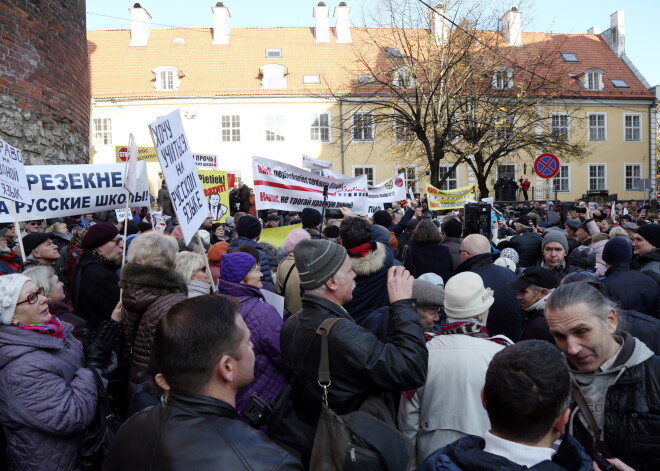 Pie Izglītības un zinātnes ministrijas notiek protests,  kurā iestājas pret ieceri pāriet uz izglītību tikai latviešu valodā.