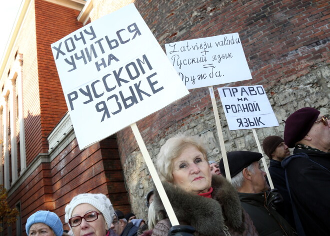 Vairāki simti pusmūža un vecāka gadagājuma cilvēku protestē pret mācībām latviešu valodā