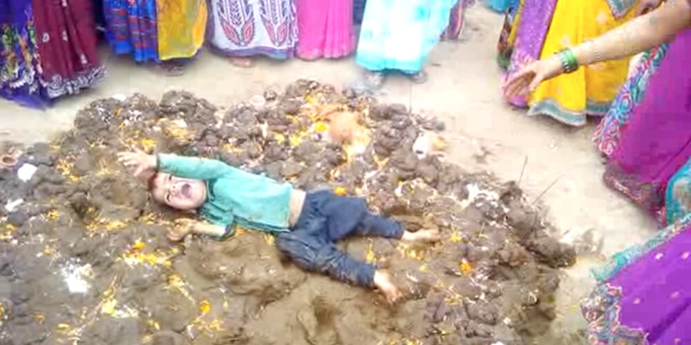 Праздник в Индии: родители кидают своих плачущих детей в коровий навоз!