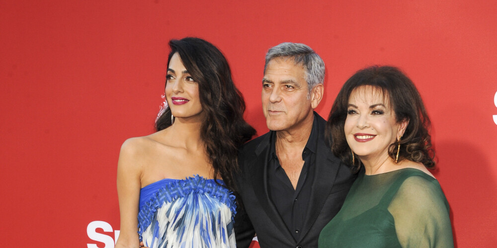Джордж Клуни пришел на премьеру с женой и тещей