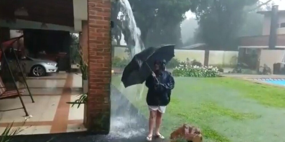 В Аргентине молния ударила в шаге от подростка с зонтом