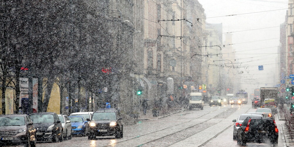 Синоптики предупреждают о сильном снегопаде на востоке Латвии