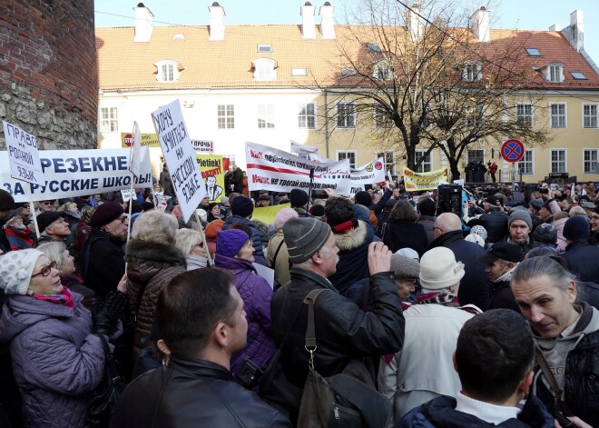 Руководители акции протеста против перехода образования на латышский язык довольны активностью людей