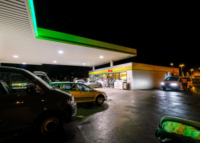 17 gadus vecs Latvijas pilsonis Šveicē svētdienas vakarā ar cirvi ievainojis vairākus cilvēkus. Uzbrukumi notika Flumsas pilsētiņas centrālajā laukumā un vēlāk kādā benzīntankā.