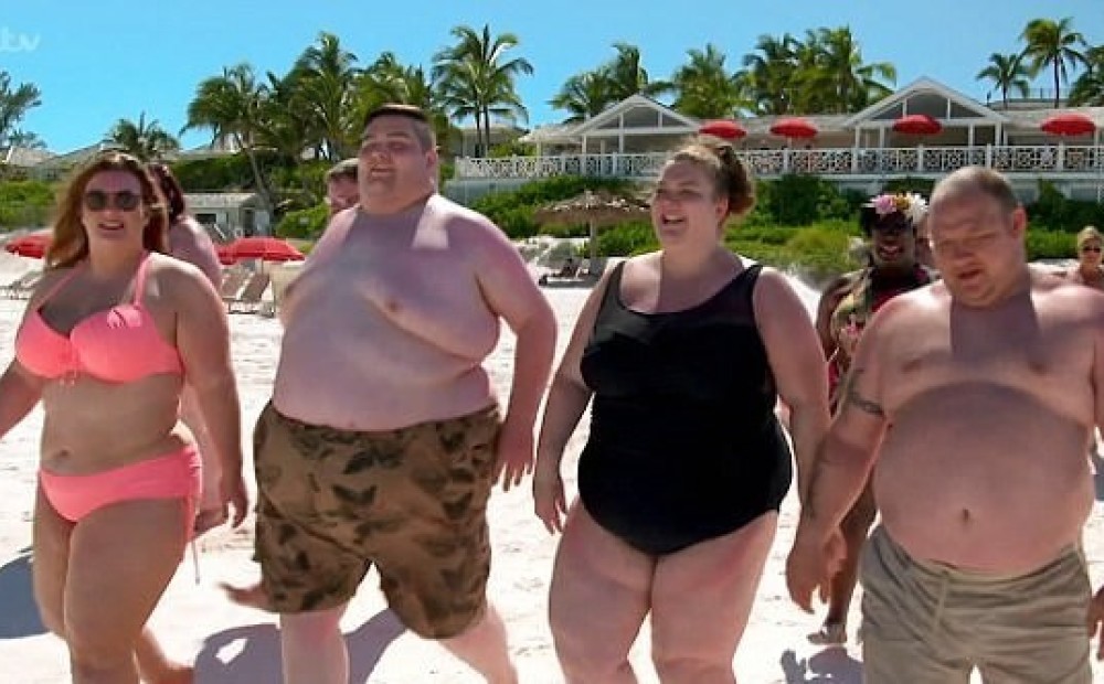 Много толстых мужиков. Жирные люди на пляже. Полные люди на пляже.