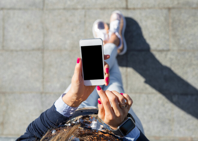 Дочь утопила свой телефон в унитазе, а мать отказалась купить новый iPhone: из-за скандала пришлось вызвать полицию