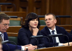 Ministru prezidents Māris Kučinskis (no kreisās), finanšu ministre Dana Reizniece-Ozola un ārlietu ministrs Edgars Rinkēvičs piedalās Saeimas ārkārtas sēdē, kurā pirmajā lasījumā lemj par 2018.gada valsts budžeta projektu un saistītajiem likumprojektiem.