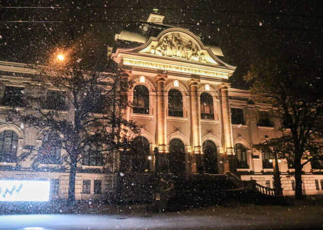 Izejot Rīgas ielās redzams, ka daudzi ilgu laiku iepriekš solītajam sniegam līdz galam tā arī nav sagatavojušies. Automašīnas lēnām ripinās pa ielām un nereti saslīd, bet gājēji spēcīgajā vējā plēš savus lietussargus un pukojas par slapjajām kājām, jo uzauti nepiemēroti apavi.