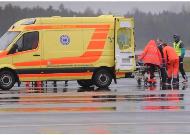 Helikoptera avārijā vissmagāk cietušo poli no Liepājas uz dzimteni pārveda pēc radu lūguma