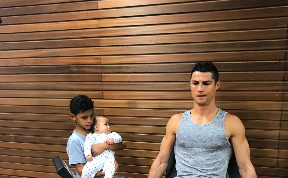 Старший сын криштиану роналду. Криштиану Роналду младший. Маттео Роналду сын. Cristiano Ronaldo с сыном.