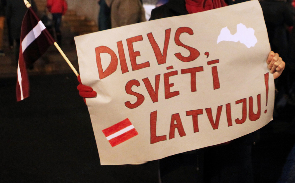 Гимн Латвии на русском. Гимн Латвии картинки. Гимн Латвии люди стоят. Гимн латвии