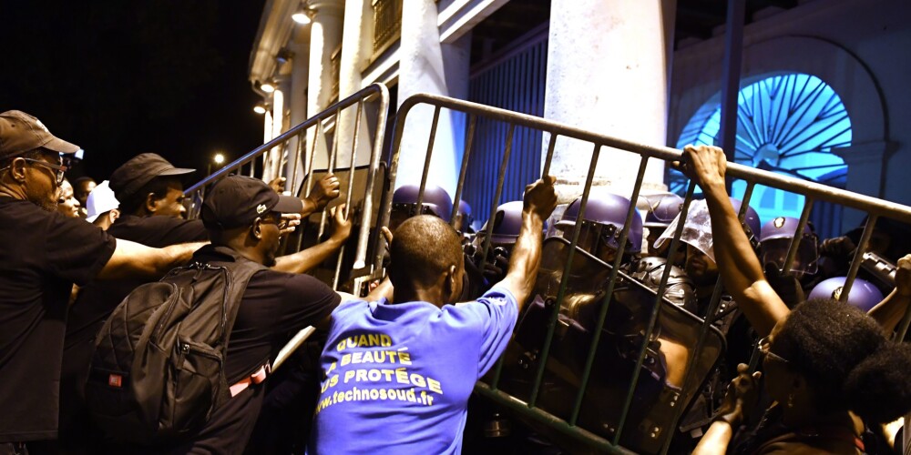 Makrona vizīte Gviānā sākas ar protestētāju un policijas sadursmēm