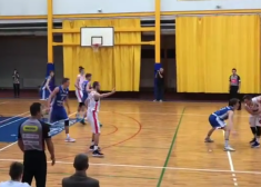 Kadrs no LBL2 spēles "Valkas SI/Smiltene" - "Latvijas Universitāte/BS Rīga". Ar bumbu Kārlis Večens. 