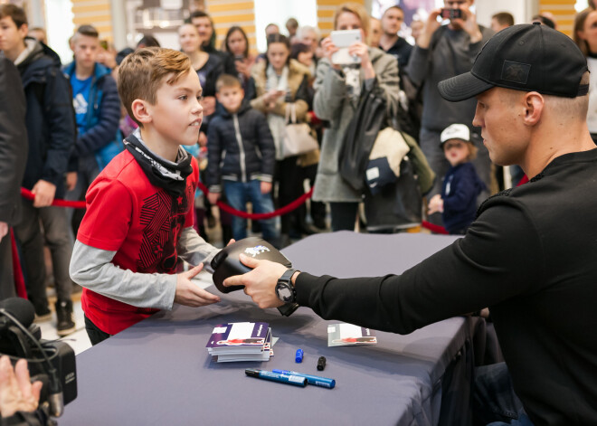 FOTOREPORTĀŽA. Puikas laimīgi! Fani tiek pie Maira Brieža autogrāfa