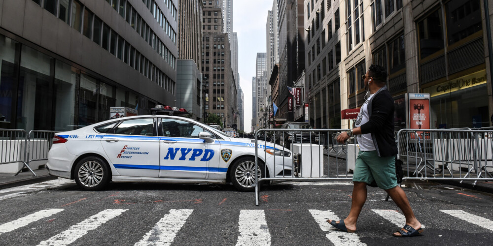 Ņujorkas policisti stāsies tiesas priekšā par meitenes izvarošanu policijas automašīnā