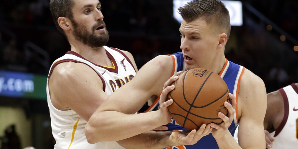 Porziņģa spožā spēle palīdz "Knicks" negaidīti sagraut zvaigžņoto "Cavaliers"