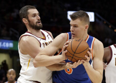 Kristaps Porziņģis cīņā pret vienu no labākajiem NBA spēka uzbrucējiem Kevinu Lavu.