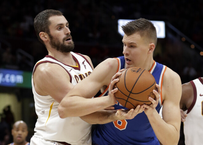 Porziņģa spožā spēle palīdz "Knicks" negaidīti sagraut zvaigžņoto "Cavaliers"