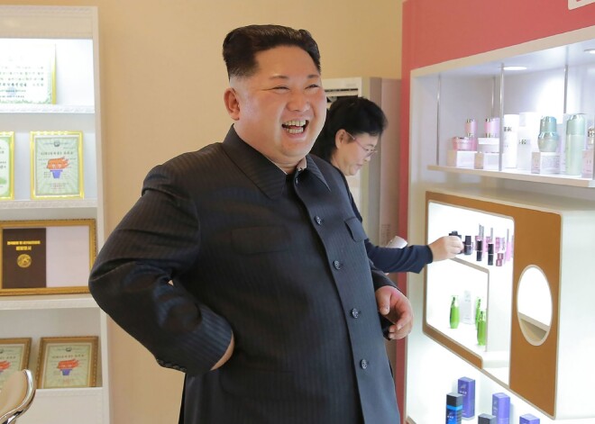 This undated picture released from North Korea's official Korean Central News Agency (KCNA) on October 29, 2017 shows North Korean leader Kim Jong-Un (C) inspecting the Pyongyang Cosmetics Factory. / AFP PHOTO / KCNA VIA KNS / STR / South Korea OUT / REPUBLIC OF KOREA OUT ---EDITORS NOTE--- RESTRICTED TO EDITORIAL USE - MANDATORY CREDIT "AFP PHOTO/KCNA VIA KNS" - NO MARKETING NO ADVERTISING CAMPAIGNS - DISTRIBUTED AS A SERVICE TO CLIENTS
THIS PICTURE WAS MADE AVAILABLE BY A THIRD PARTY. AFP CAN NOT INDEPENDENTLY VERIFY THE AUTHENTICITY, LOCATION, DATE AND CONTENT OF THIS IMAGE. THIS PHOTO IS DISTRIBUTED EXACTLY AS RECEIVED BY AFP. /