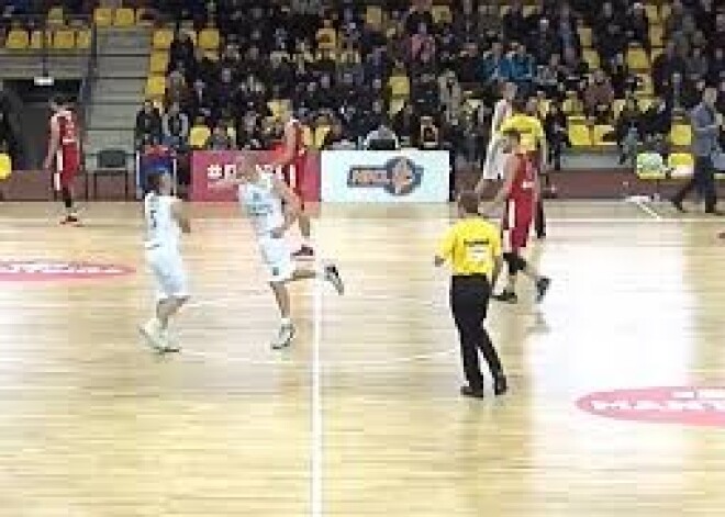 Lietuvas basketbola veterāns turpat uz laukuma piekauj komandas biedru, jo nesaņēma piespēli