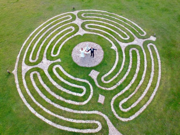 Šī kāzu bilde tapa netālu no Kristapa Baņķa senču mājām Kauliņi, kur ir tēva Igurda dabā veidots labirints. „Labirints ir sens meklējumu simbols un mūsu ģimenei nozīmē spēju visos dzīves līkločos atrast vienam otru,” pastāsta Baņķis.