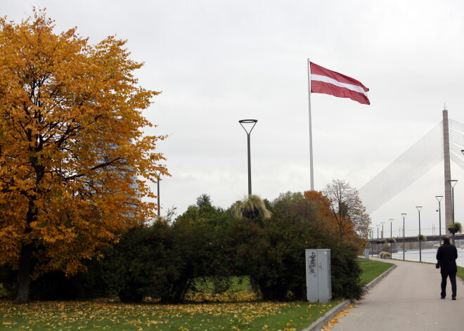 Petardes sacaurumo lielo Latvijas karogu uz AB dambja. Tas nolaists