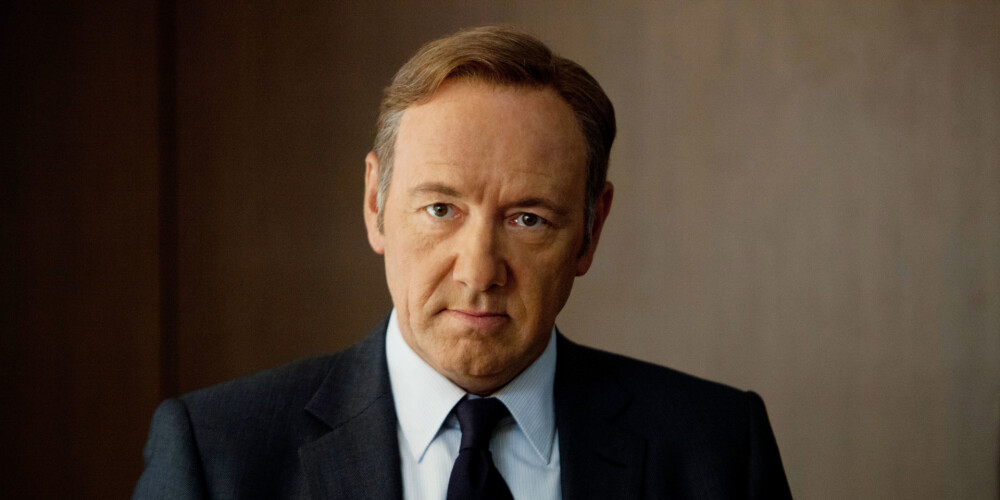 Kevins Speisijs ir dzimis1959. gada 26. jūlijā. Viņš ir amerikāņu aktieris, režisors, producents, scenārists. Aktiera karjeru uzsāka 1980. gados kā skatuves aktieris, pēc tam sāka filmēties dažādās kinofilmās un TV filmās. Kritiķu atzinību guvis 1990. gadu sākumā. Par lomu filmā "Parastie aizdomās turamie" (1995) saņēma Amerikas Kinoakadēmijas balvu kā labākais otrā plāna aktieris. Savukārt par lomu filmā "Amerikāņu skaistums" (1999) saņēma Amerikas Kinoakadēmijas balvu kā labākais aktieris. Tāpat filmējies tādās filmās kā "Septiņi" (Seven), "Losandželosa konfidenciāli" (L.A. Confidential), "Atmaksāt ar labu" (Pay It Forward), "K-Pax" (K-PAX) un "Supermens atgriežas". Kopš 2013. gada filmējas seriālā "Kāršu nams".