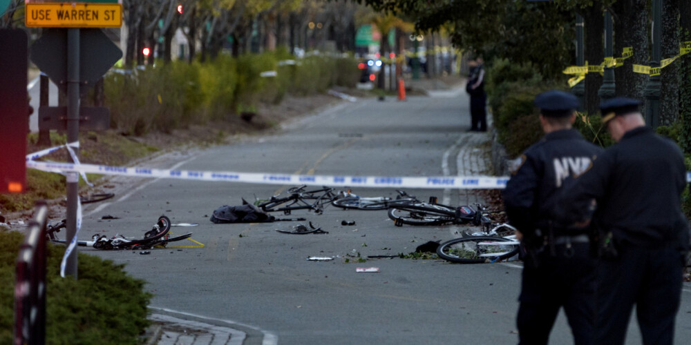 Ņujorkas Manhetenas rajonā 2017. gada 31. oktobrī Uzbekistānas pilsonis Saifullo Saipovs ar iznomātu kravas automašīnu sabrauca cilvēkus uz velosipēdistu celiņa, nogalinot vismaz astoņus cilvēkus un vairākus ievainojot. Ņujorkas mērs Bils de Blāzio šo uzbrukumu nosauca par "sevišķi gļēvulīgu teroraktu pret nevainīgiem civiliedzīvotājiem".