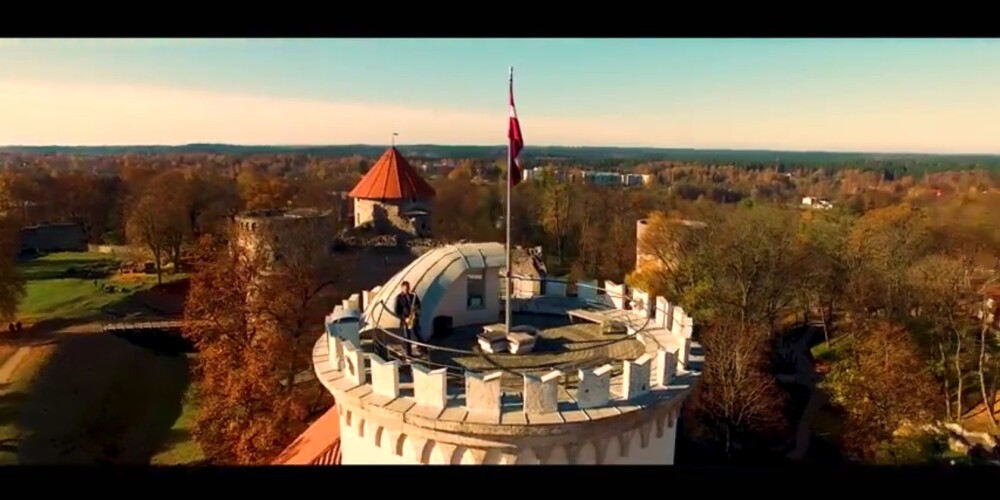 Zintis Žvarts uzkāpis tornī uzspēlēt saksofonu.