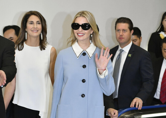 Ivanka Trampa ierodas Japānā un saulesbrillēs brauc ar eskalatoru.