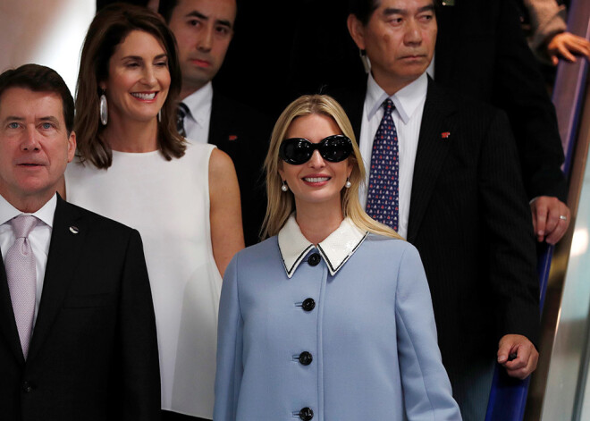 Ivanka Trampa ierodas Japānā un saulesbrillēs brauc ar eskalatoru