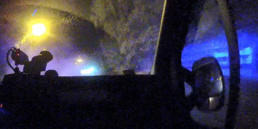 Video: vīrietis Bolderājā izraisa sadursmi ar 2 karavīru vadītu auto un metas bēgt