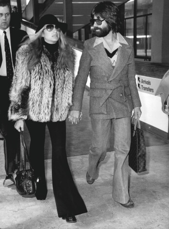 Ar bijušo frizieri un multimiljonāru Džonu Petersu 1975. gadā. Tolaik abiem bija kaislīgs romāns, un Peterss Streisandi joprojām dēvē par sava mūža lielo mīlu.