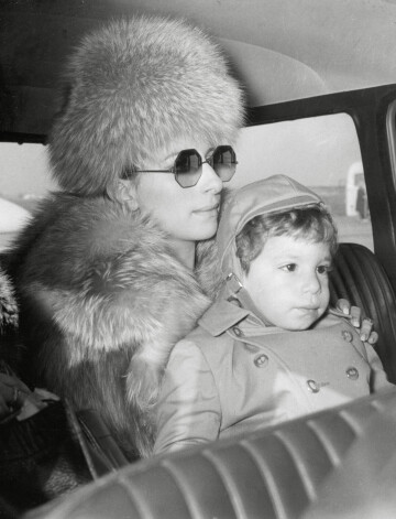 Ar dēlu Džeisonu 1969. gada martā.