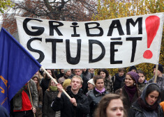 Studenti protesta gājiena laikā.