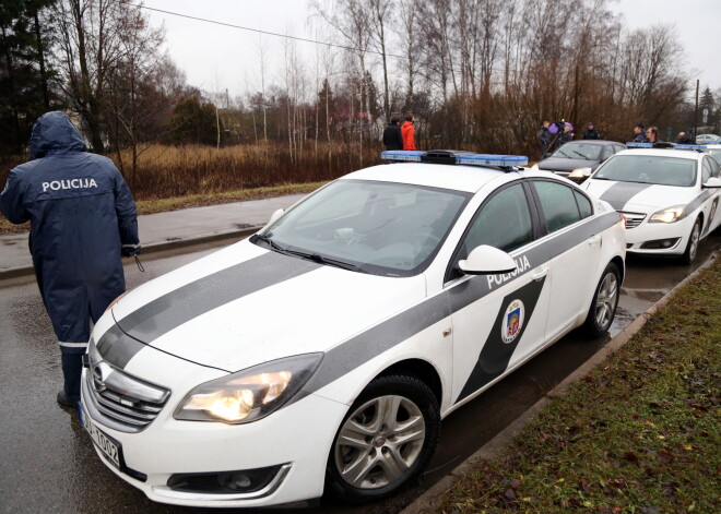 Ceļu policija aktīvi sodījusi šoferus, kuri neprot ievērot braukšanas joslas